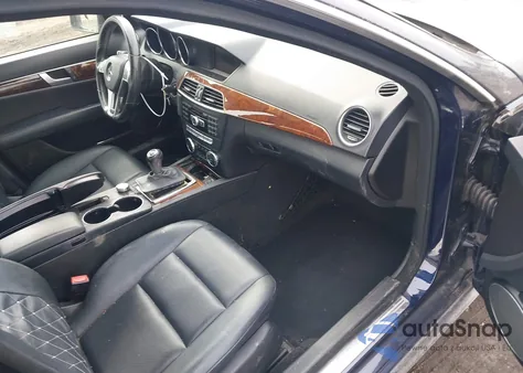 2013 Mercedes-Benz C 300 Sport 4Matic z USA, uszkodzony, nr VIN WDDGF8AB0DR270347